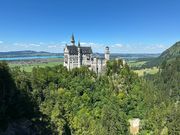 橋を進んだ先の丘の上で撮影