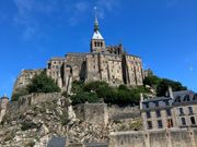 干潮時のモンサンミッシェル青空バレる