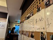 日本から来た芸能人とかのサインがいっぱい