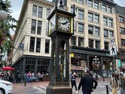 街の象徴の時計塔。タイミングが合えば音楽と煙が出るのを見れます。