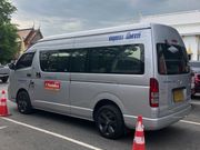 ツアーのロゴ入りハイエース