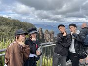 スリーシスターズを背景に