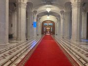 ベタな観光地でもある国民の館の長い廊下