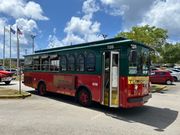 赤いシャトルバス