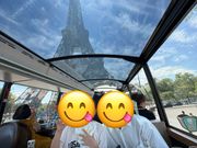 エッフェル塔の真下を通ります