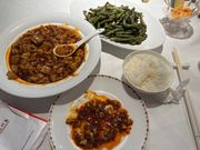 ガス釜で炊いてるのかご飯がとても美味しくて感激。麻婆豆腐も肉抜きでヘルシー。残れば持ち帰れます