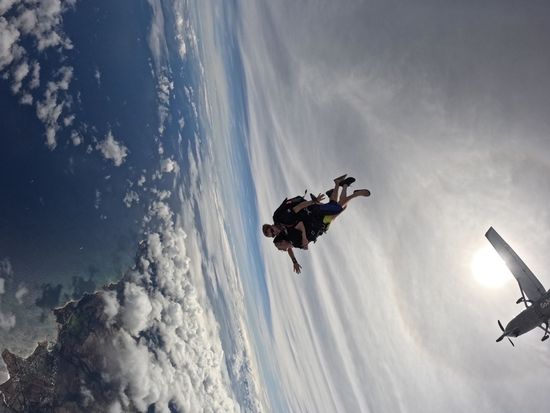 スカイダイブ 絶景スカイダイビング 一度は経験してみたい大空で味わうスリル
