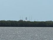 ロケット打ち上げ。遠い。