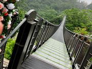 吊り橋　雨の日は滑りやすいの注意