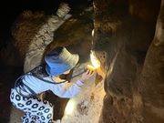 子供も洞窟の探索を楽しんでいました。