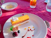 マンゴーとライムのオペラと季節のフルーツ添え