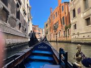 優雅なゴンドラでの運河巡り