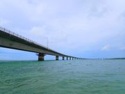伊良部大橋の下をくぐって…