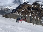 ベースキャンプまではヘリコプター