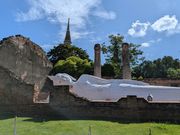 ワット・ヤイ・チャイ・モンコンの涅槃仏。綺麗にお化粧されて真っ白！でした。