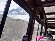 氷河へ急斜面を下る雪上車