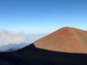 マウナケア山頂に左側にかわいい虹