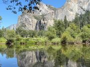 川にうつるヨセミテ国立公園