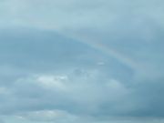 船内の窓から偶然虹が見えました