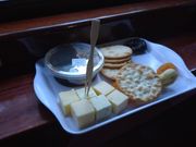 チーズ、クラッカー、ドライフルーツ