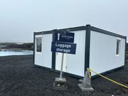 大きな荷物を無料で預かってくれる場所が駐車場のすぐのところにあります