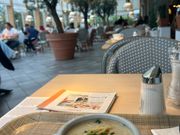 途中で立ち寄る高速の休憩所にて。このスープが約10€（約1700円）と、大変全てが高価なので注意