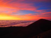 マウナケア山頂の朝焼けと雲海