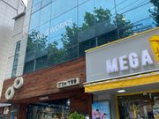 信号渡った正面のビルの左隣にあり