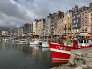 モン・サン・ミシェルの途中に休憩も合わせてオンフルールに。画家ブーダン出身の素朴な港町。とても綺麗