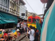 電車が目の前スレスレ!