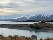 テカポを背景にした石造り教会