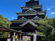 青空に映える広島城