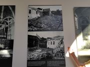 戦争で被害を受けた教会の様子の説明