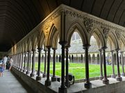 美しい中庭の列柱廊