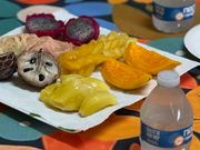 試食というには立派過ぎるフルーツ！ 生のグァバやジャックフルーツは初めて食べました別皿でマンゴーも！