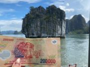 ハロン湾に沢山ある岩の中でお札に使われている岩、ガイドさんがお札を見せて教えてくれました。