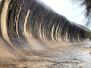 大波に見えるのは　花崗岩の一枚岩だそうです。