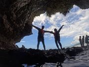 青い洞窟と青い空