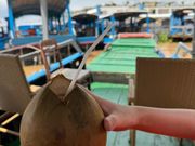 ココナッツウォーターを飲みながら島へ