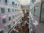 船内の吹き抜けのアーケード