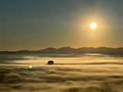 霧が雲海のように広がりそこからお隣の気球がちょこんと頭だけ出ていて、なんとも不思議で幻想的な世界。