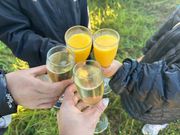 大人はシャンパン、子供はオレンジジュースで乾杯🥂