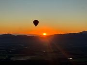 お隣に飛んでいる気球とサンライズ。素敵すぎる景色に感動🥹