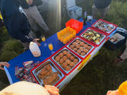 軽食タイムではミートパイ？、バーガー2種類、フルーツ、ワッフル、ブラウニーがありました。