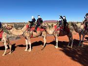 このツアーで多分1番ウルルがよく見える、1番近くで写真が撮れるスポットで撮ってもらった1枚。