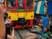 メークロン鉄道市場。電車がスレスレで通り過ぎていきました。