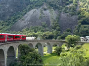 ベルニナ列車のループ橋。サンモリッツからイタリアへ向かう列車の場合は、右側の座席に座るのがお勧め。
