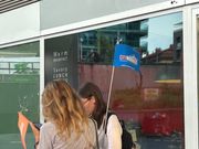 集合は、「Porta Garibaldi」駅前、青い旗を持ったガイドさんが目印。