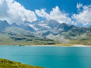 ベルニナ列車の車窓から。ビアンコ湖と氷河。