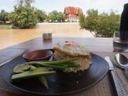 チャオプラヤー川沿いのお店でランチ